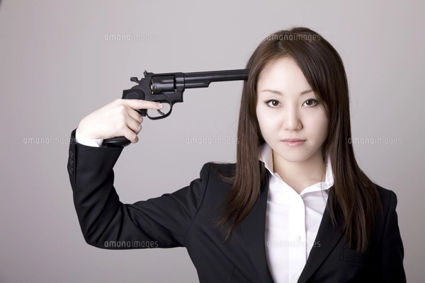 リボルバー式の銃を持った女性の写真素材 [FYI04276892] | ストック