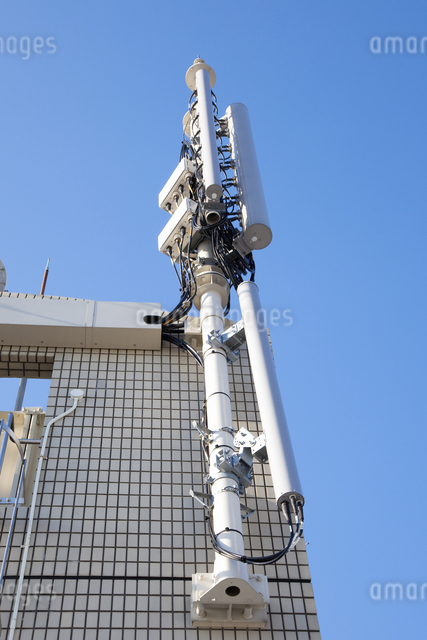 マンション屋上の携帯電話アンテナの写真素材 [FYI04277880