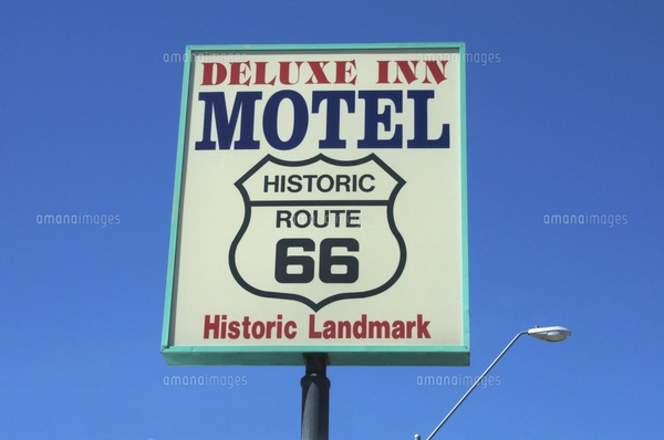 セリーグマンの歴史的ルート66時代の古い道路標識の写真素材