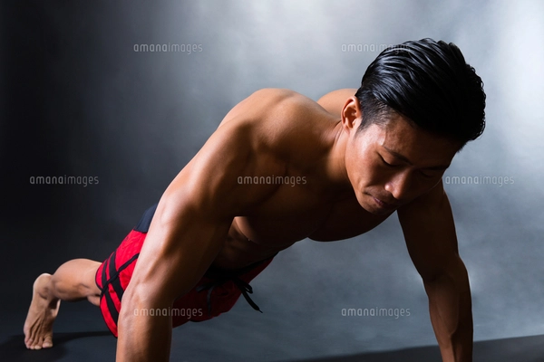 筋トレに励む男性の写真素材 [FYI04281480] | ストックフォトの Qlean