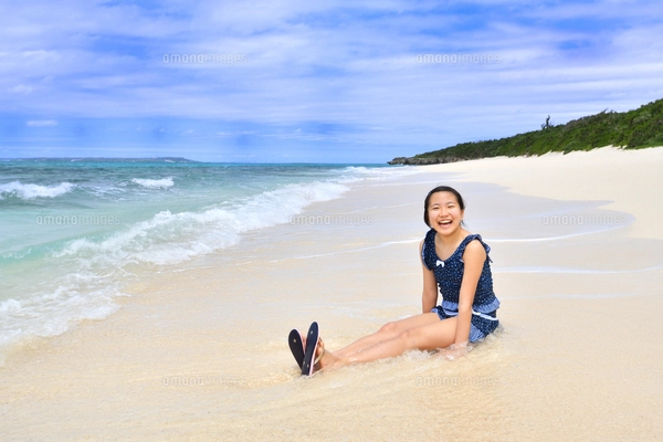 ビーチで笑う女の子(沖縄 宮古島 長間浜)の写真素材 [FYI04302251