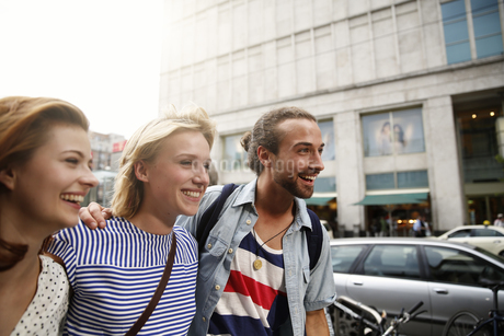 Germany, Berlin, Friends going out togetherの写真素材 [FYI04339069] | ストック ...