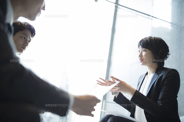 商談中のビジネス男女の写真素材 [FYI04479946] | ストック