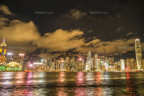 ビクトリア・ハーバーから見える香港の夜景の写真素材