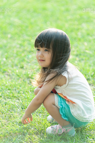 しゃがんで見上げる女の子の写真素材 [FYI04528119] | ストック
