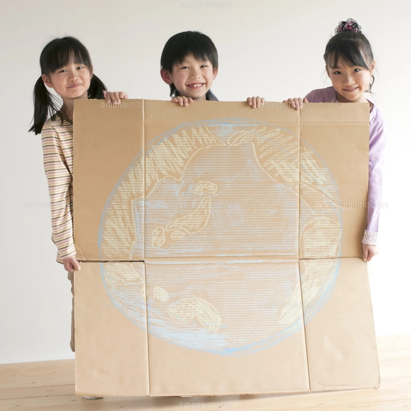 子供が描いたマダツボミイラスト段ボールアート 地球の絵を描いた段ボールを持ち微笑む子供たちのイラスト素材