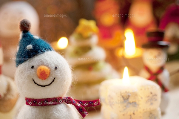 雪だるまとクリスマスツリーとキャンドルの写真素材 [FYI04558967