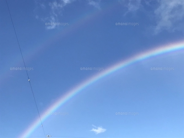 虹、雨上がりの虹、青空の虹、紺碧の空に二重の虹の写真素材