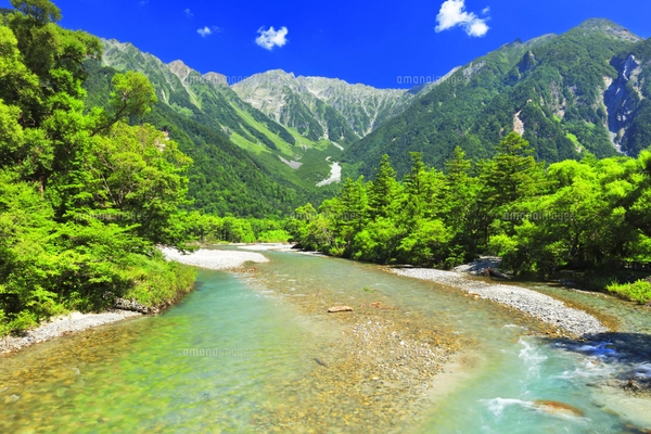 夏の上高地 河童橋より梓川の清流と穂高連峰の写真素材 [FYI04613140