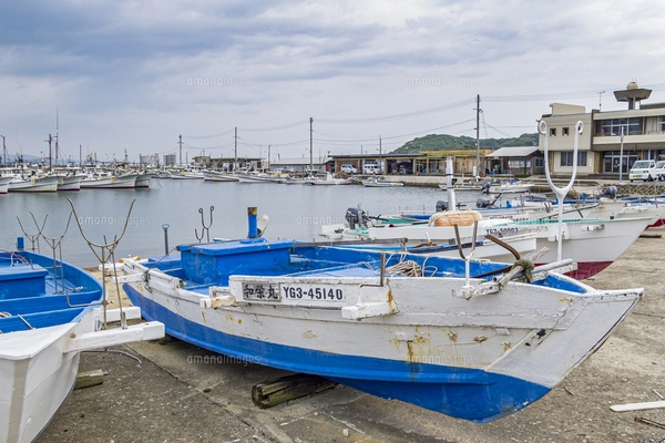角島漁協前に並ぶ陸揚げされた古い船の写真素材 [FYI04669507