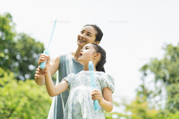 シャボン玉で遊ぶ親子 の写真素材 [FYI07531582] | ストックフォトの