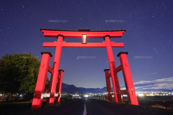 生島足島神社の大鳥居とシリウスなどの星空と流星の写真素材