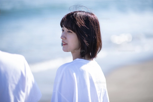 海辺で微笑む女性の写真素材 [FYI04770185] | ストックフォトの Qlean