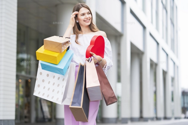 たくさんの買い物袋を抱える女性の写真素材 [FYI04839817] | ストック 