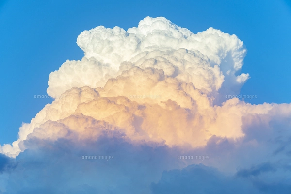 夕方の入道雲の写真素材 [FYI04865402] | ストックフォトの Qlean
