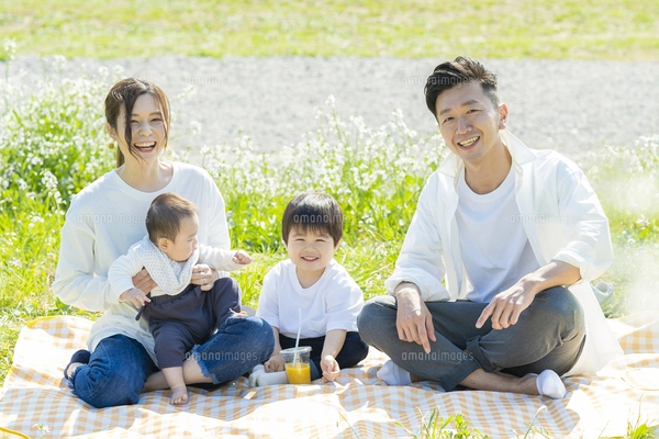 シャボン玉で遊ぶ親子の写真素材 [FYI05112348] | ストック