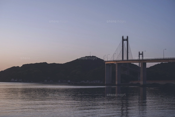 呼子大橋夕日（佐賀県唐津市）風景画　クレパス画原画 呼子大橋の夜景 写真素材 [4968876] - フォトライブラリー