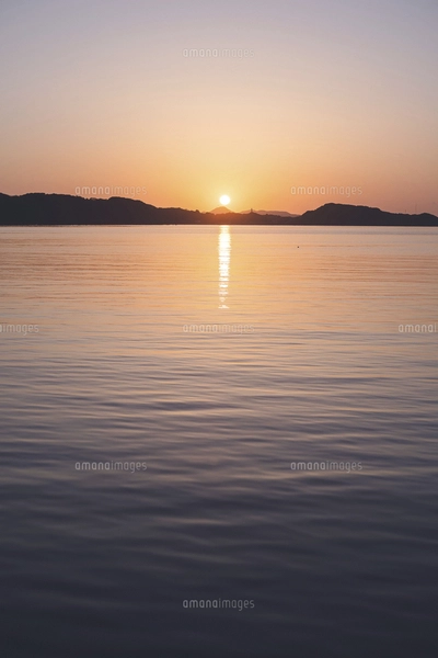 佐賀県唐津市呼子の海に沈む夕日と夕焼けの写真素材 [FYI04880867