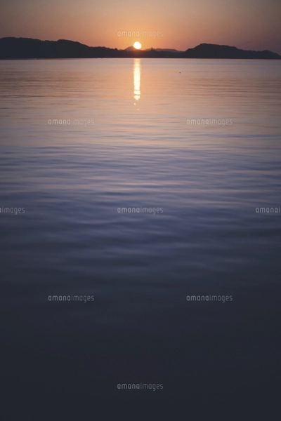 呼子大橋夕日（佐賀県唐津市）風景画　クレパス画原画 佐賀県唐津市呼子の海に沈む夕日と夕焼けの写真素材 [FYI04880868
