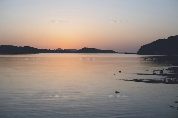 佐賀県唐津市呼子の海に沈む夕日と夕焼けの写真素材 [FYI04880867