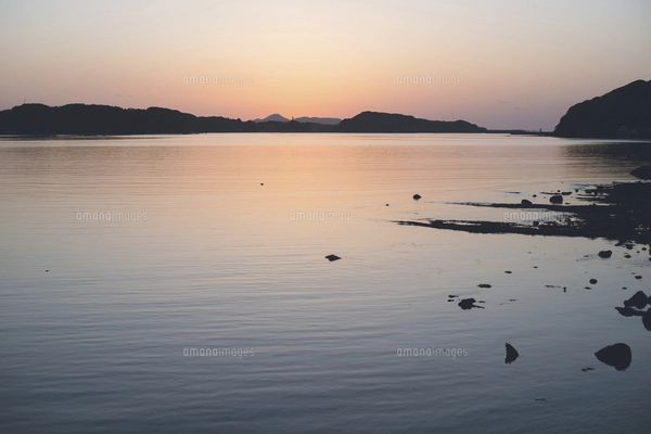 佐賀県唐津市呼子の海に沈む夕日と夕焼けの写真素材 [FYI04880879