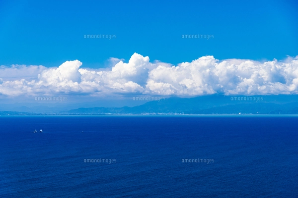 伊豆 沼津土肥線用心崎付近より青空の夏雲に駿河湾と富士市方面を望む