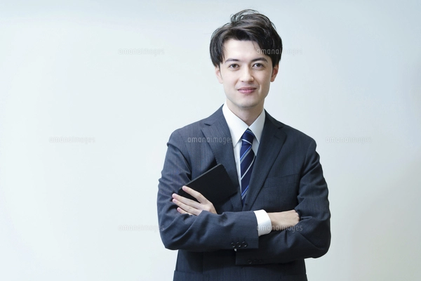 Man 生写真　　全423枚 腕を組むポーズをする若手ビジネスマンの写真素材 [FYI04914330