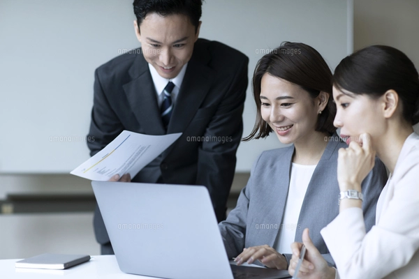 フロント 受付係と女性客のイラスト素材 [FYI04308828