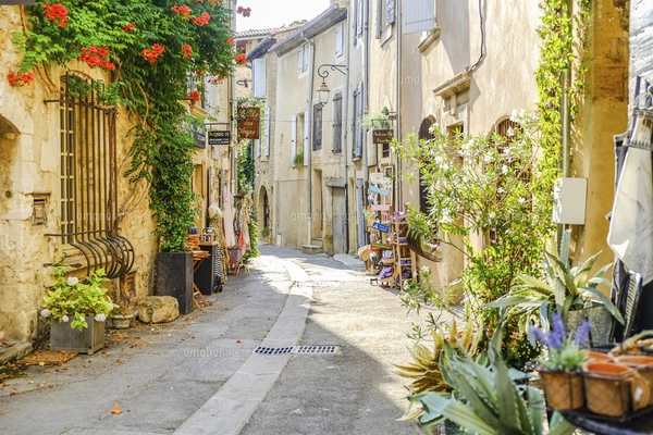 南フランス、プロヴァンス地方の美しい村ボニューから眺める教会