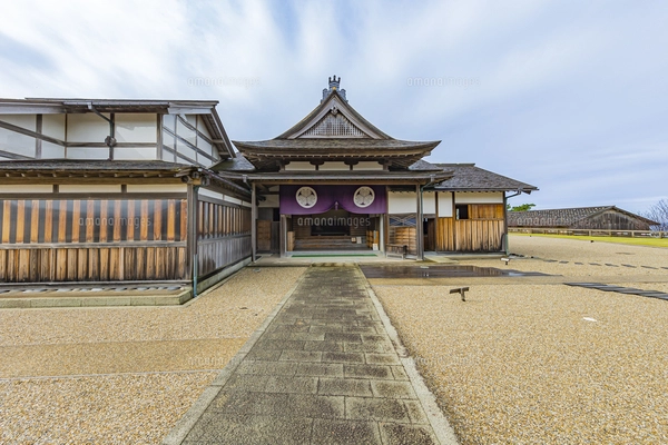 佐渡金山 三つ葉葵の徳川家家紋が入る資料館入口の暖簾の写真素材