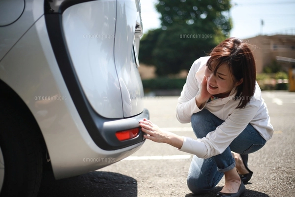車の傷を確認する女性の写真素材 [FYI04985420] | ストックフォトの 