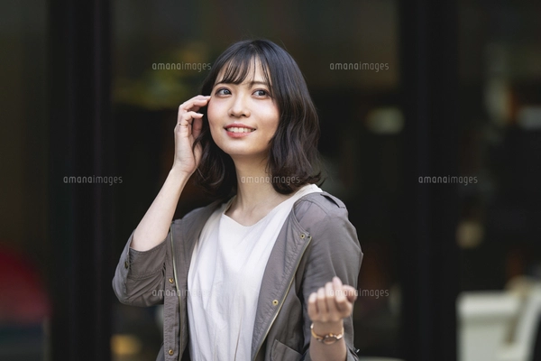 海岸で微笑む水着姿の女性の写真素材 [FYI02006349] | ストックフォト