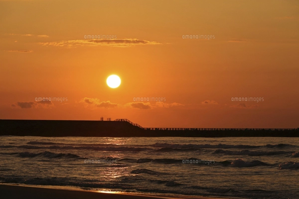石川県の内灘海岸から見た海に沈む夕日の写真素材 [FYI05072580