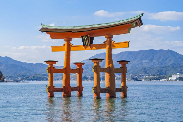 厳島神社のシンボル 大鳥居と参拝観光の魯船の写真素材 [FYI05073900