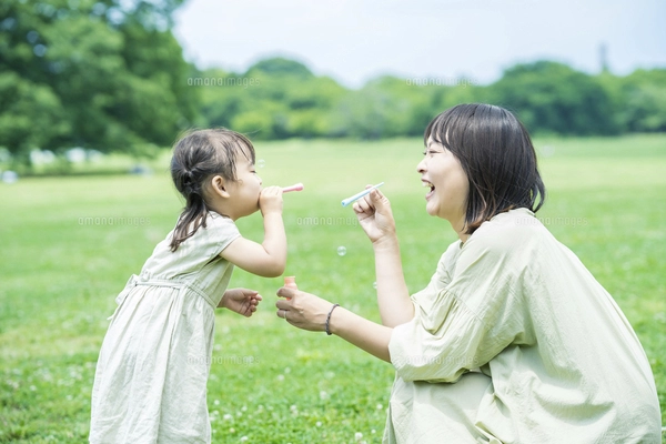 シャボン玉で遊ぶ親子の写真素材 [FYI05093690] | ストックフォトの