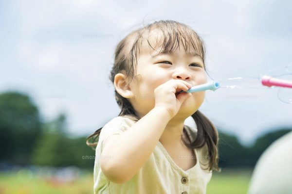 シャボン玉で遊ぶ親子の写真素材 [FYI05093690] | ストックフォトの