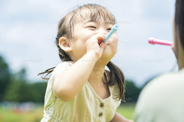 シャボン玉で遊ぶ親子の写真素材 [FYI05093693] | ストックフォトの