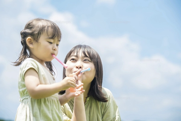 シャボン玉で遊ぶ親子の写真素材 [FYI05093693] | ストックフォトの