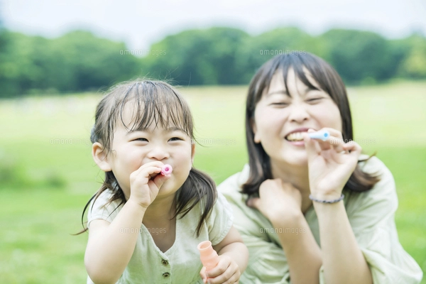 シャボン玉で遊ぶ親子の写真素材 [FYI05093690] | ストックフォトの