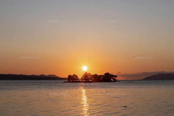 夕暮れの湖と丘の風景写真 夕暮れ時の湖の風景写真 - Unsplashに収録の