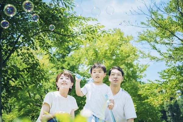 シャボン玉で遊ぶ親子の写真素材 [FYI05112348] | ストックフォトの