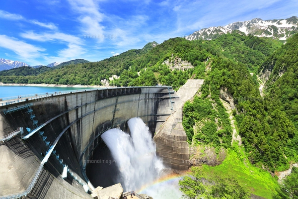 夏の立山連峰と黒部ダム観光放水に虹の写真素材 [FYI05113991