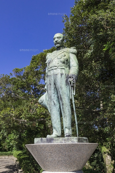 多賀山公園東郷平八郎元帥銅像と桜島の風景の写真素材 [FYI05119659