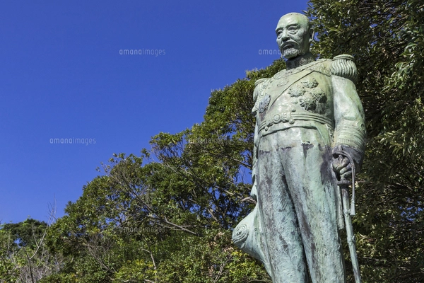 多賀山公園東郷平八郎元帥銅像と桜島の風景の写真素材 [FYI05119659