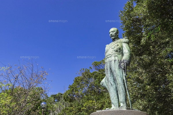 多賀山公園東郷平八郎元帥銅像と桜島の風景の写真素材 [FYI05119659