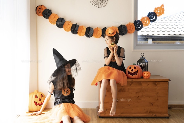 ハロウィンのコスチュームを着てポーズをしている女の子の写真