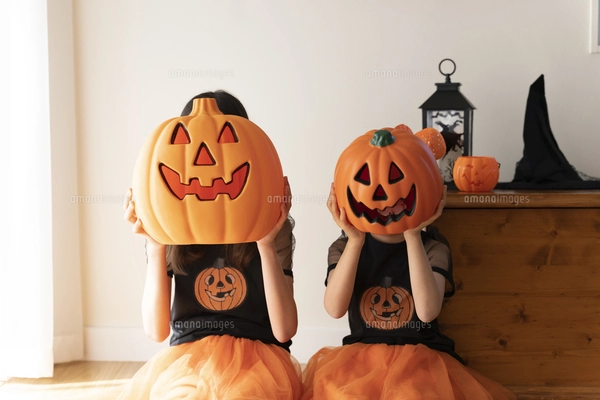 ハロウィンのコスチュームを着てポーズをしている女の子の写真