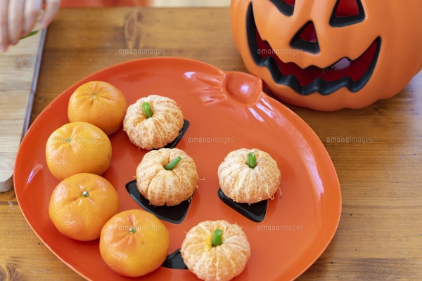 【みかんその3】ハロウィンかぼちゃ　本物 ハロウィンのコスチュームを着てみかんでできたかぼちゃを持っている