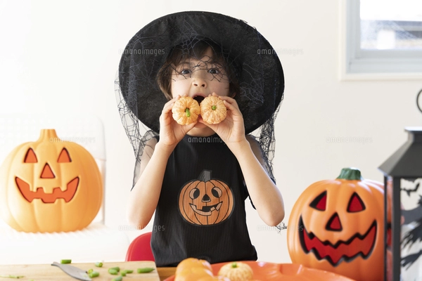 ハロウィンのパーティ用のみかんで作ったかぼちゃの写真素材