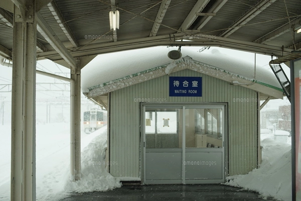 大雪の近江長岡駅に停車するJR東海311系普通列車の写真素材